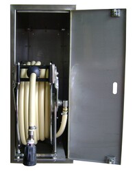 Armoire avec rail coulissant pour dévidoir à enroulement automatique, montage encastré